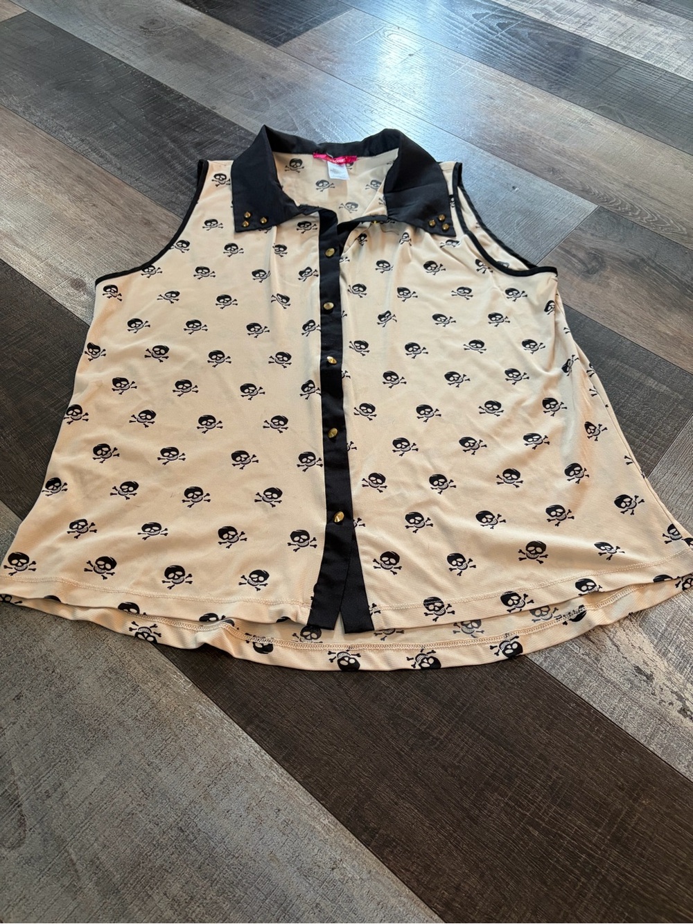 Julie’s Closet 2X Skull Crossbones Studded Collar High Low Top